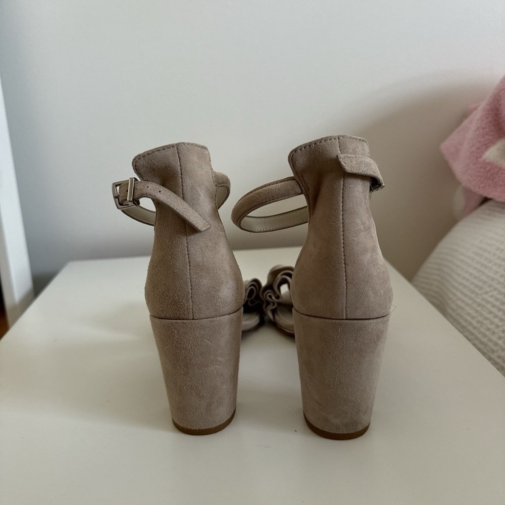 Kenneth Cole Ruffle Heel - Picture 4 of 4